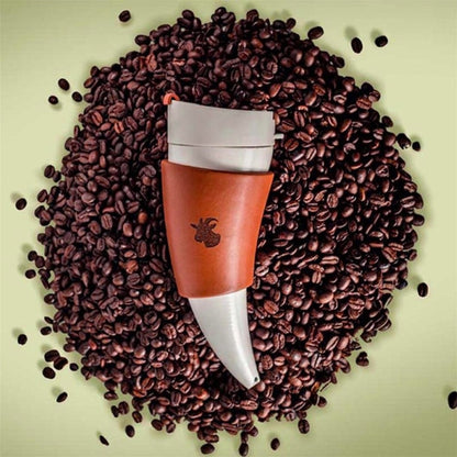 Isolierte Edelstahl-Kaffeetasse in Hornform