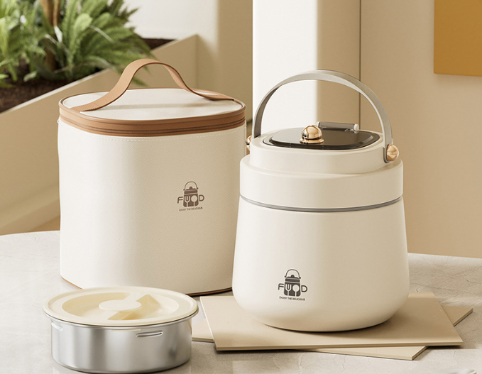 Isolierte Edelstahl-Lunchbox mit Löffel und Gabel