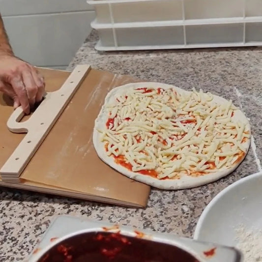 Holz-Pizzaschieber mit Schiebemechanismus