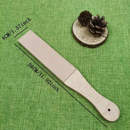 Doppelseitiger Messerschärfstein mit Holzgriff
