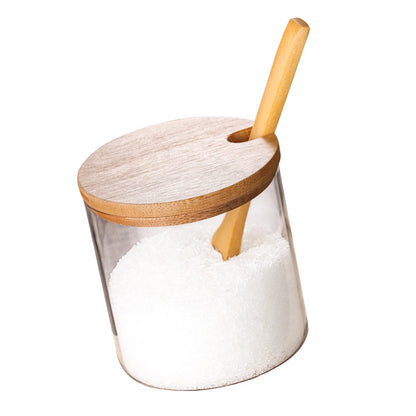 Klare Vorratsgläser mit Holzlöffel und Bambusdeckel