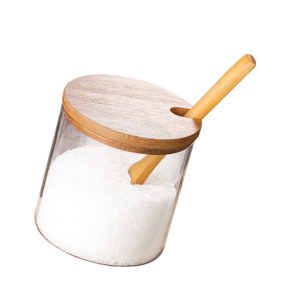 Klare Vorratsgläser mit Holzlöffel und Bambusdeckel
